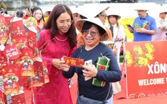 Đến Đà Nẵng xông đất ngày đầu năm, du khách được chào đón đặc biệt, 'hái lộc', lì xì