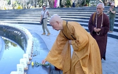 Hòa thượng Thích Trí Quảng tưởng niệm đồng bào tử vong vì COVID-19 tại công viên số 1 Lý Thái Tổ