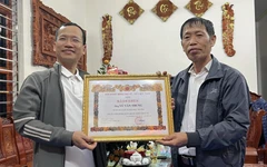 'Ông nội quốc dân' tổ chức trò chơi cho các cháu ngày Tết được cộng đồng mạng khen nức nở