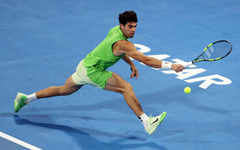 Alcaraz và Sinner thẳng tiến vào tứ kết giải Qatar mở rộng