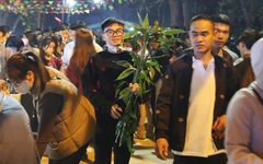 Nửa đêm chen chân xin lộc ở phiên chợ trăm tuổi, chỉ họp một đêm mỗi năm