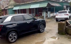 Đậu ô tô chắn ngõ nhỏ ngày Tết còn đưa thêm phương tiện 'khóa đuôi' xe khác