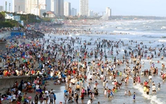 Biển Vũng Tàu kín người, nhiều khách sạn ‘cháy phòng’ ngày đầu năm mới
