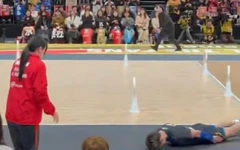 Màn xin lỗi độc lạ của vận động viên bóng chuyền đang viral