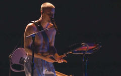 Justin Bieber mặc quần đùi diễn ở Grammy