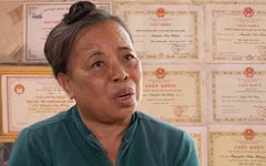 Mẹ mù chữ rớt nước mắt kể thành tích học tập của con trai