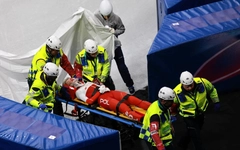 Vận động viên trượt băng người Ba Lan bị giày của đối thủ cứa vào mắt