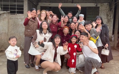 Trend ấm áp nhất mùa Tết này: Khi cả gia đình chạy ùa vào lòng ông bà