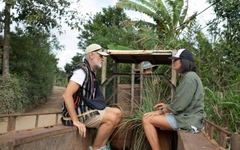 Khách Tây check-in buôn cổ, lên máy cày đi làm rẫy