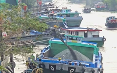 Sà lan xếp hàng dài trên kênh Tám Ngàn chờ lấy đá làm cao tốc