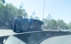 Xe ben mất lái lật chắn ngang đường trên đèo Cù Hin, Khánh Hòa