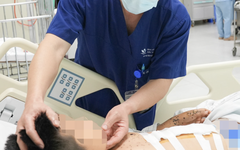 Vật giống ‘bóng đèn nhấp nháy’ phát nổ, bé trai 9 tuổi chấn thương nghiêm trọng