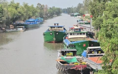 Sà lan neo đậu tấp nập trên kênh Tám Ngàn chờ lấy đá