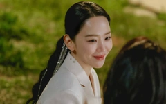 Tủ đồ toàn hàng hiệu của Shin Hye Sun trong The Art of Sarah