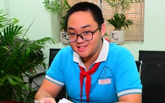 Cậu bạn "nhún nhảy" trên máy tính cầm tay