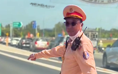 Clip cảnh sát giao thông miền Tây chỉ đường tránh kẹt xe ngày Tết hút triệu view