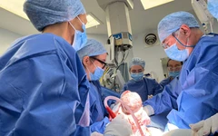 Đứa trẻ đầu tiên ở Anh ra đời từ tử cung hiến của người đã mất