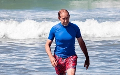 Thị trưởng Wellington xuống biển bơi để trấn an dư luận sau sự cố nước thải thô tràn ra biển