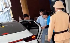 Người đàn ông rơi từ mái nhà được CSGT hỗ trợ đưa đi cấp cứu kịp thời