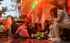 Video người dân xếp hàng mua vàng từ sáng sớm trước ngày 'vía Thần Tài'