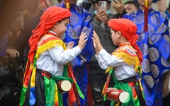 Hai bé trai 8 tuổi múa bồng gây sốt ở hội làng Triều Khúc