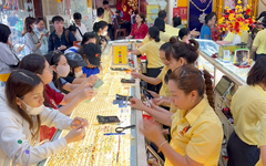 Xếp hàng mua vàng, chốt lời từ sáng sớm ngày vía Thần Tài ở TP.HCM