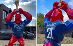 Sao tuyển Pháp dựng tượng khỉ đột cầm cúp World Cup trước nhà