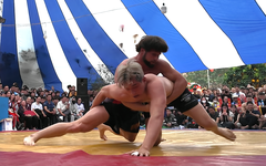 'Ông Tây' 94kg khuấy động sới vật làng Triều Khúc, chúc Tết bằng tiếng Việt sau trận đấu kịch tính