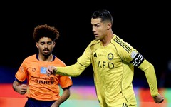 Ronaldo hỏng phạt đền trong ngày Al Nassr lên đỉnh bảng Saudi Pro League