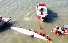 Cứu 12 vận động viên bị lật thuyền đua trên sông Đồng Nai