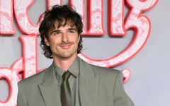 Phong cách cổ điển của Jacob Elordi trên thảm đỏ Đồi gió hú