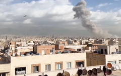 Video Israel tấn công Iran, nổ lớn ở trung tâm Tehran, khói dày đặc