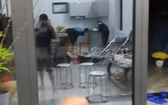 Gia chủ cạn lời với anh thợ lắp kính chống nhìn trộm đúng nghĩa đen