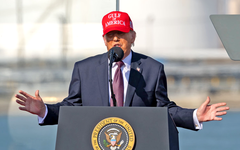 Chính quyền Trump xin hoãn hoàn tiền thuế quan thêm 4 tháng