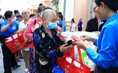 Phiên chợ Tết 0 đồng mang xuân ấm áp đến hàng trăm bệnh nhân ở TP.HCM