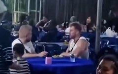 Du khách nước ngoài vào đám tang ở Thái Lan gọi món ăn vì tưởng… là khu ẩm thực