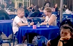 Nhầm đám tang thành khu ẩm thực, du khách được gia chủ Thái Lan mời ăn uống nhiệt tình