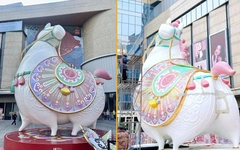 Linh vật ngựa 'mập như heo' khiến dân mạng cười bò