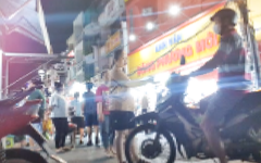 Ngang nhiên chiếm dụng vỉa hè, lòng đường trước chợ tại TP.HCM để giữ xe, thu tiền trái phép