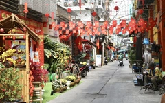 Dạo hẻm nhỏ ở TP.HCM, thấy Tết đang đến thật gần