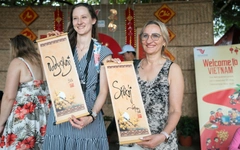 Khách Tây 'ồ, à' trải nghiệm Tết miền Tây