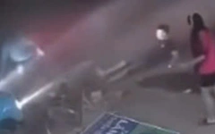 Video người đàn ông bị hành hung khi giải cứu nạn nhân dưới gầm ô tô, công an vào cuộc