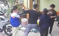 Cho rằng con gái bị bắt nạt, người đàn ông tìm đến nhà tát tới tấp bé trai