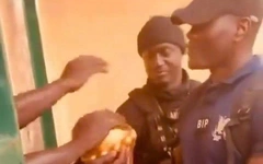 Tuyển Senegal mang cúp AFCON vào nhà giam để ăn mừng