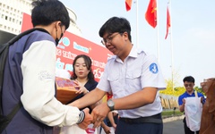 Chuyến xe mùa xuân đưa 2.000 sinh viên về quê đón Tết sum vầy