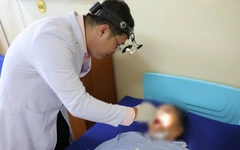 Xương cá ăn sâu vào cơ cằm bà cụ 77 tuổi, phải chụp CT mới phát hiện