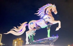 Ngắm linh vật ngựa 'phát sáng' bên cầu Rồng Đà Nẵng