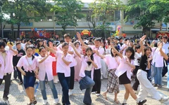 Học trò Trường THCS An Phú Đông bịt mắt bắt vịt ngay tại sân trường