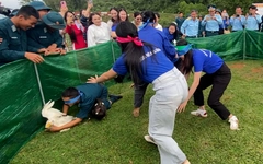 Cười nghiêng ngả với cảnh bộ đội pháo phòng không bịt mắt bắt vịt