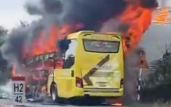 Xe giường nằm bốc cháy dữ dội gần cầu Cổ Chiên, nhiều hành khách thoát nạn